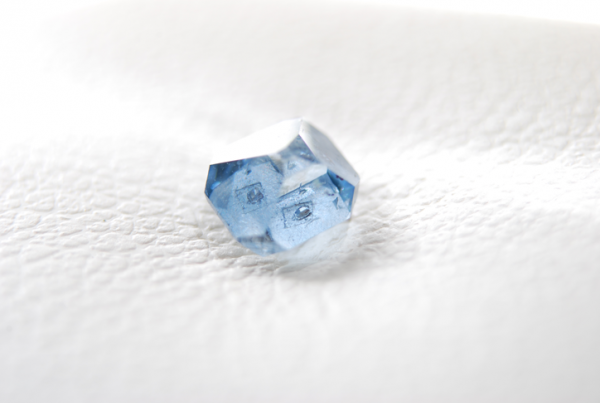 Blau-weißer Rohdiamant